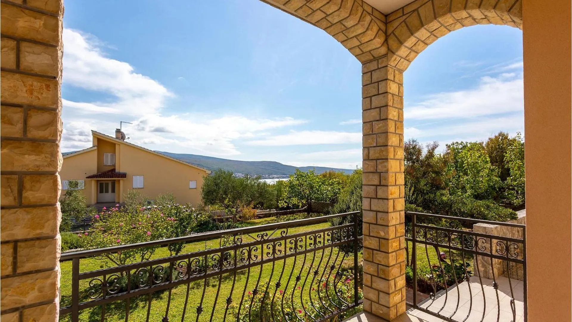 2 Bedroom Nice Apartment In Kornić